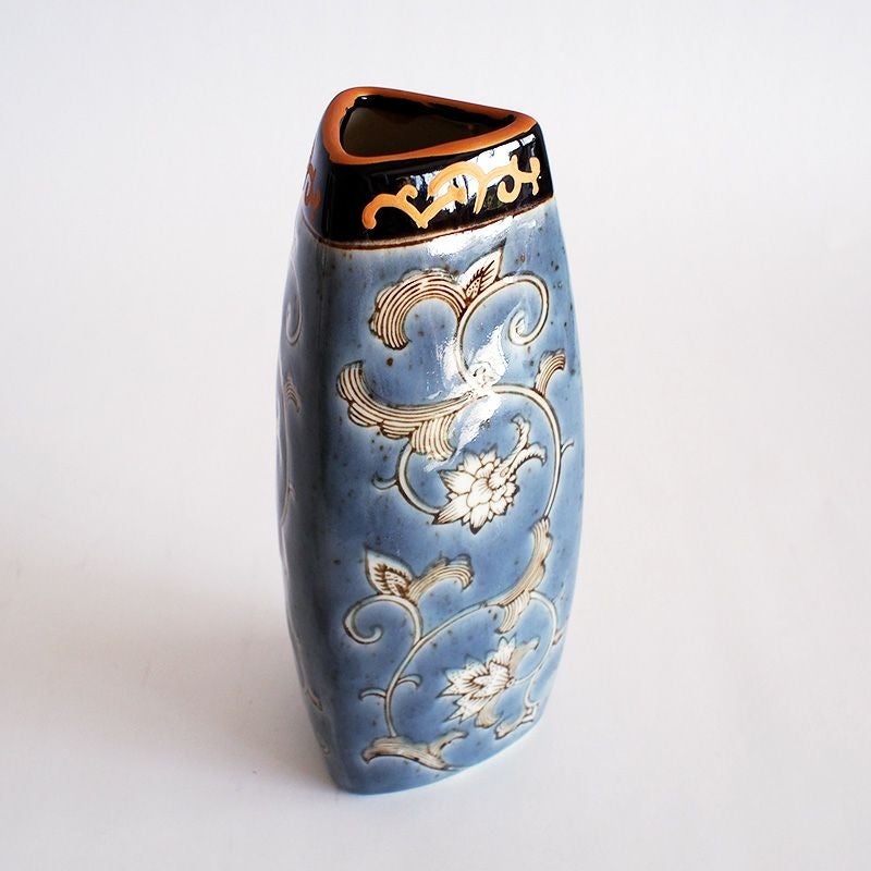 正倉院の宝物をモチーフした花瓶です