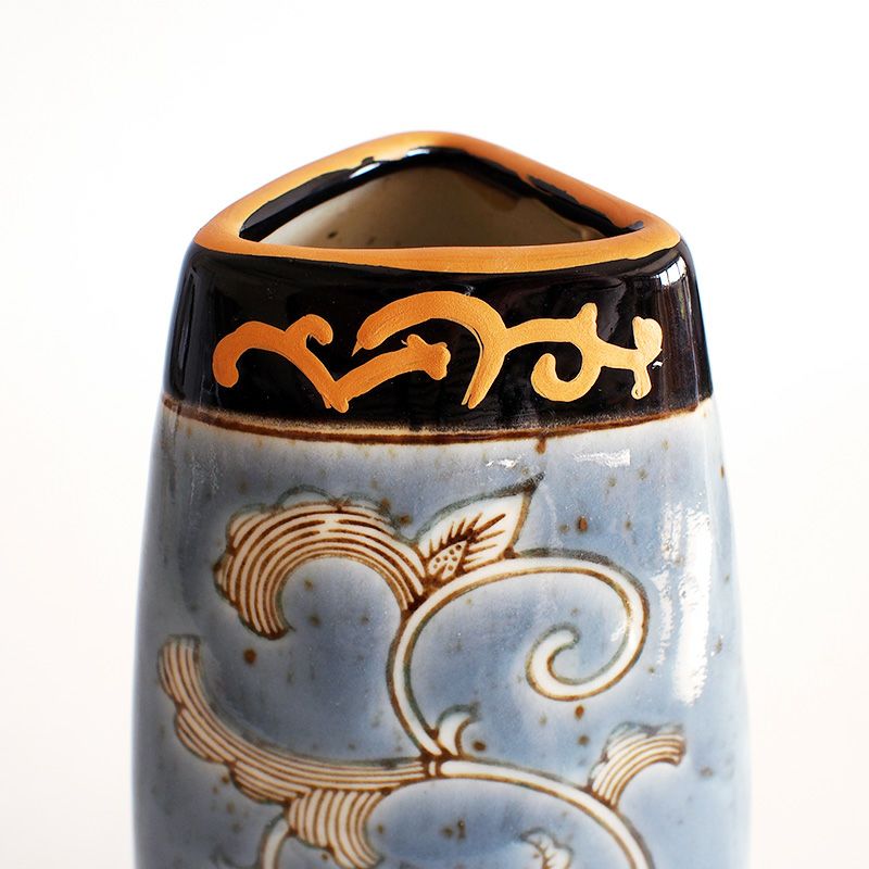 オリエンタルな雰囲気の花瓶です