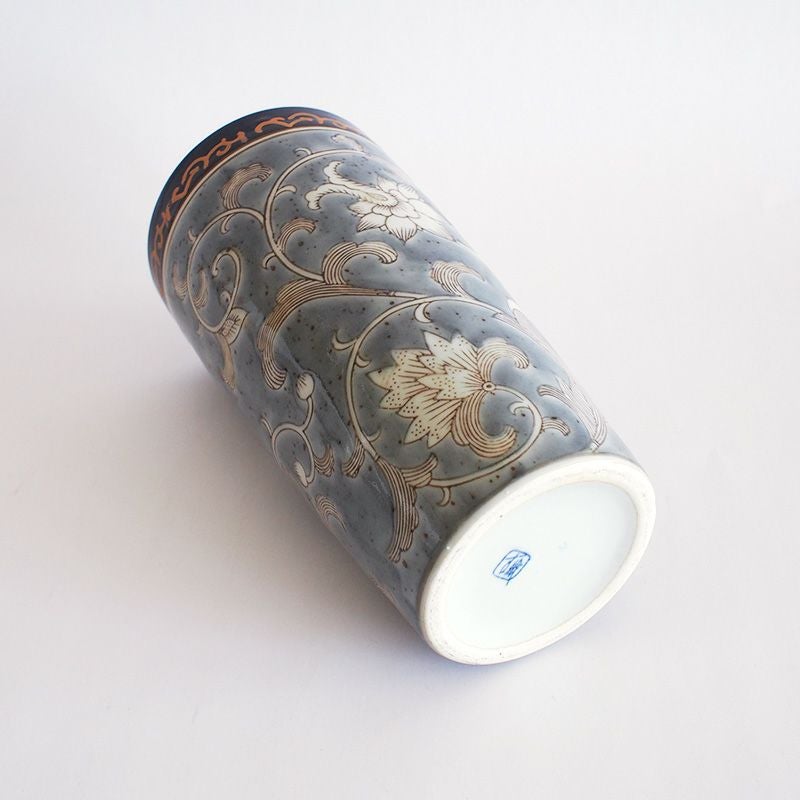 シンプルな筒型の花瓶です