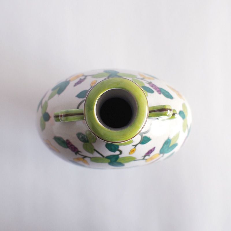 丸みを帯びた楕円の形状です