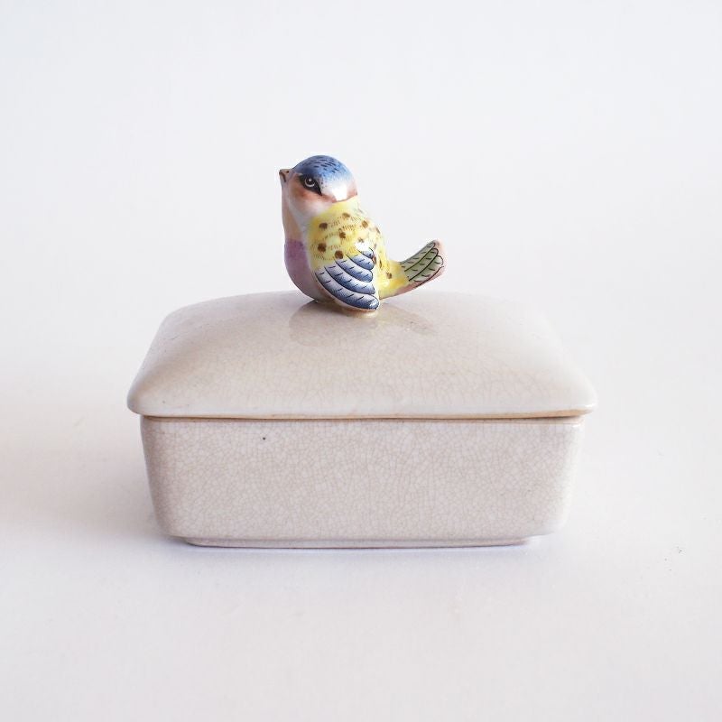 鳥を形どった取っ手がかわいい小物入れです