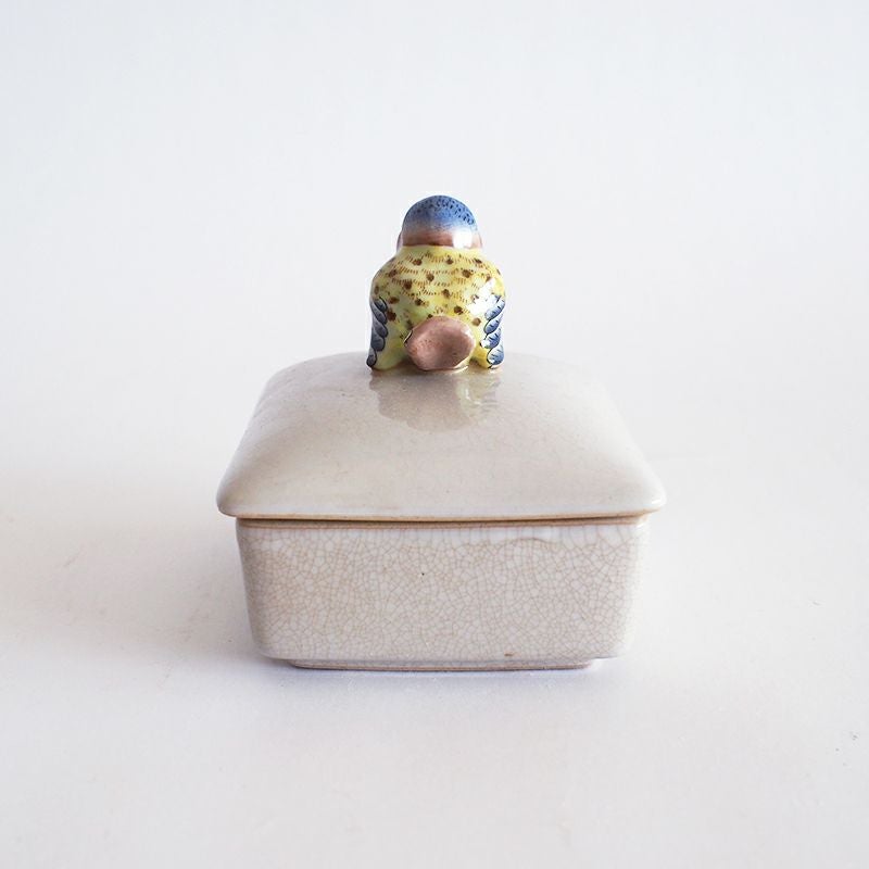 彩り豊かな色彩を纏った小鳥です