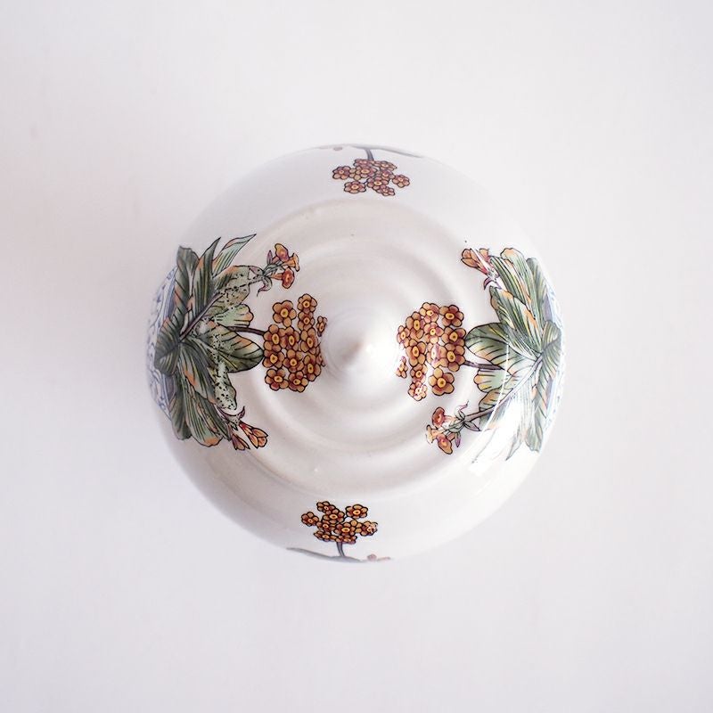 対に同柄の花が描かれています