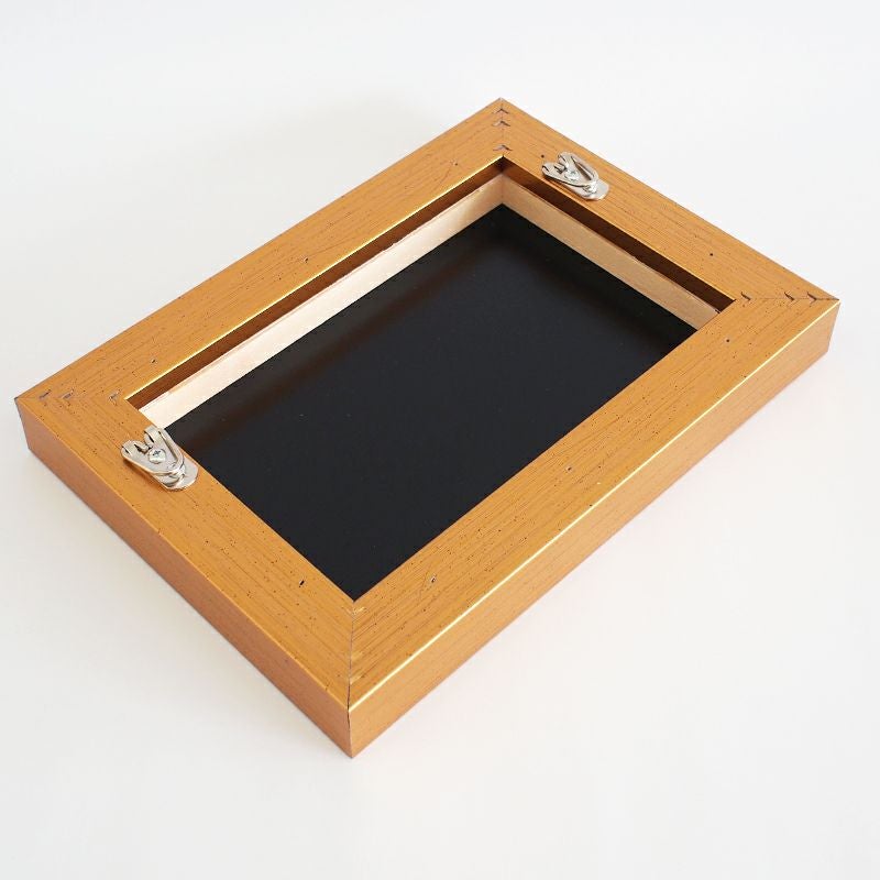 イラストをポリキャンバス地にプリントし、木製のパネルに張り込み ポリスチレン製のフレームで固定しました。