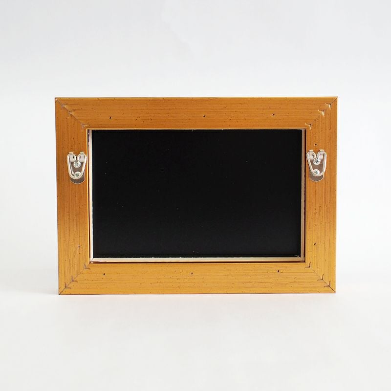 高級感溢れるポリスチレン製の金縁のフレームです