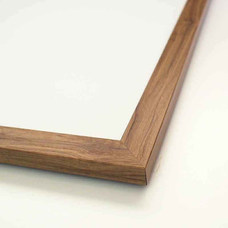 フレームはシンプルなスクエアカットです