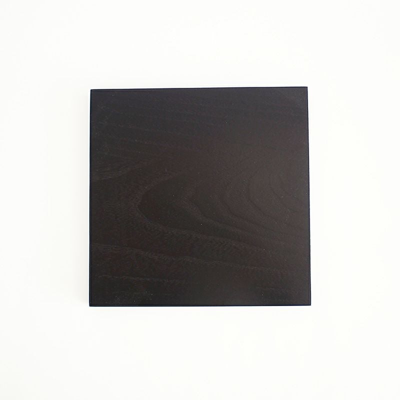 黒塗りの板がついています