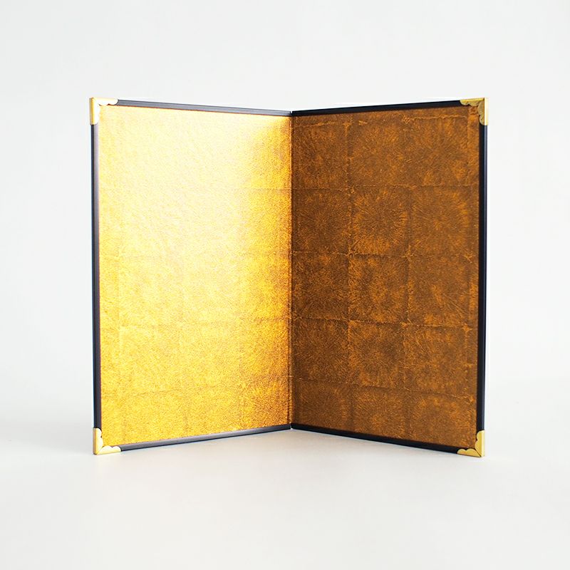 金の二曲屏風がついています