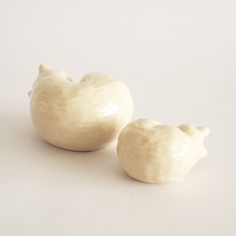 後ろ姿も丸くてかわいい猫の置物です