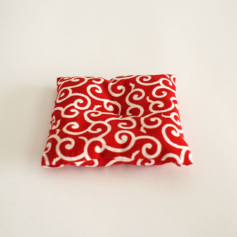 こちらの座布団に鏡餅を乗せて使います