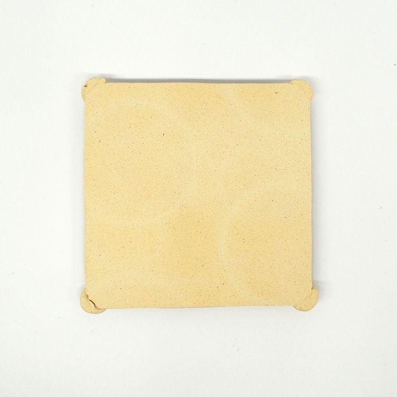 裏面は素焼きの状態です