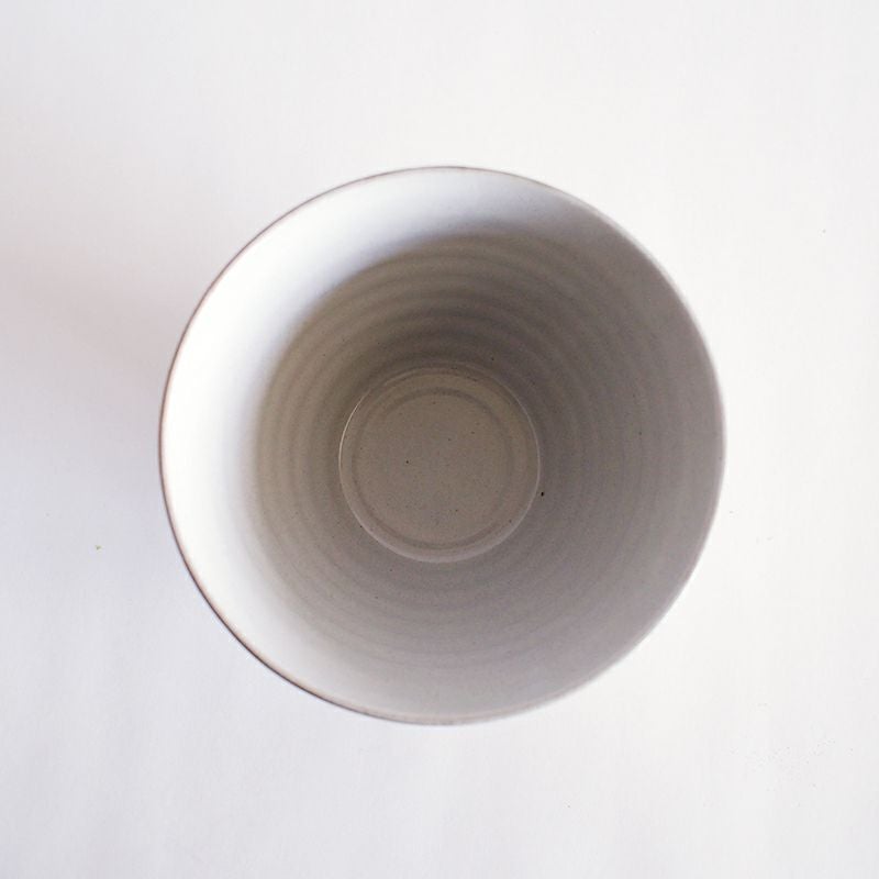 内側は凹凸のある波模様が施されています