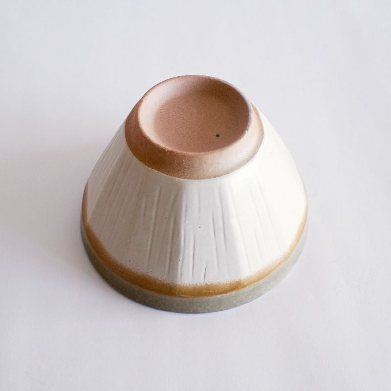 側面の面取り装飾が特徴です