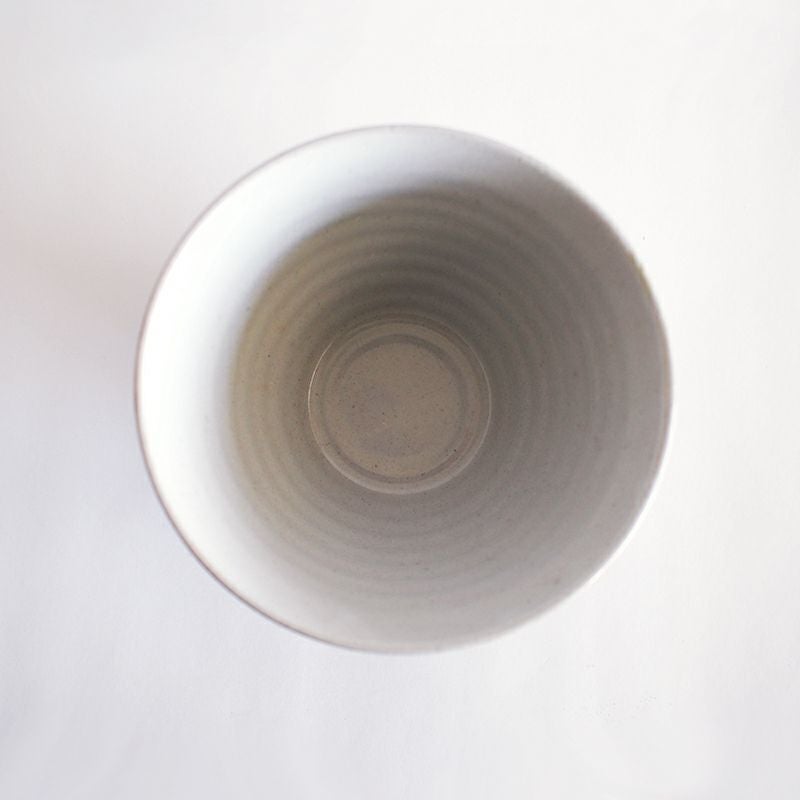 内側は凹凸のある波模様が施されています