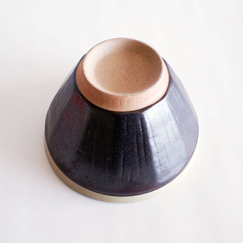 側面の面取り装飾が特徴です