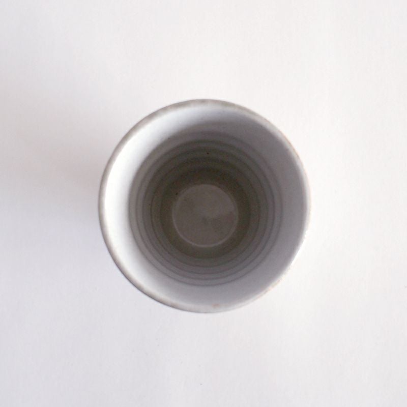 内側は凹凸のある波模様が施されています