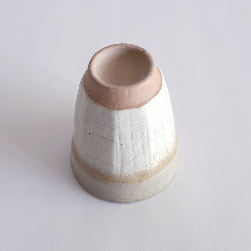 側面の面取り装飾が特徴です