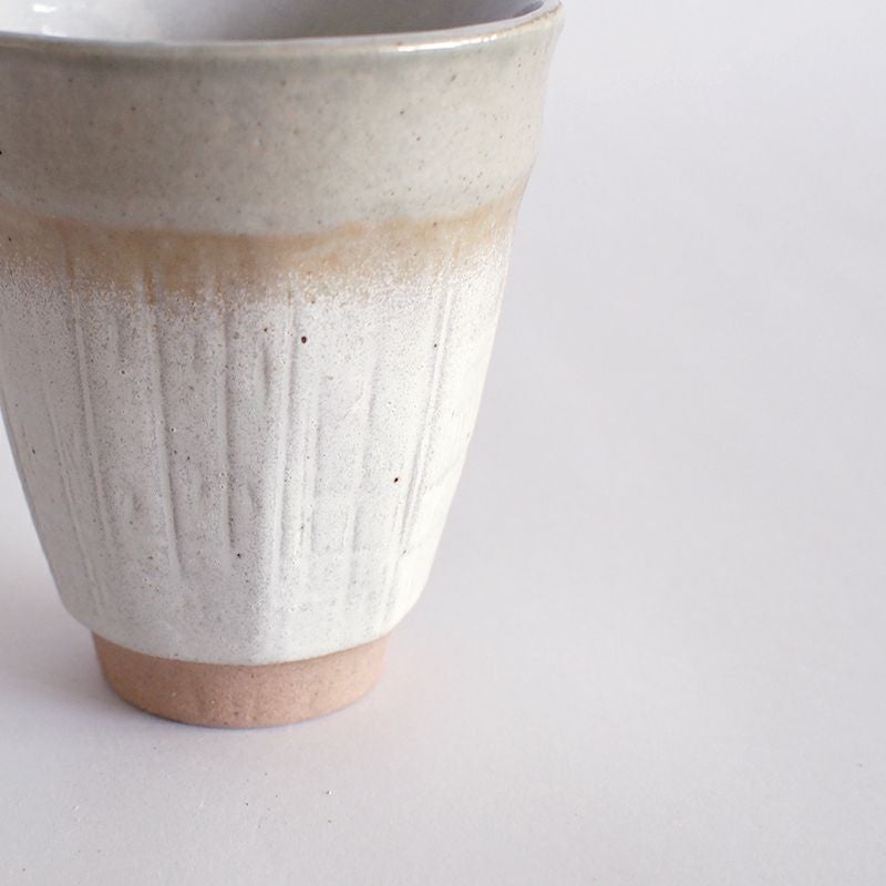 釉薬が掛け分けられモダンな印象です