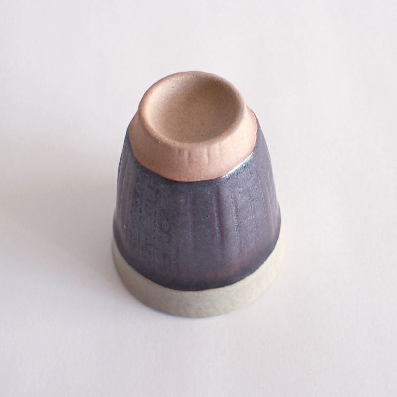 側面の面取り装飾が特徴です