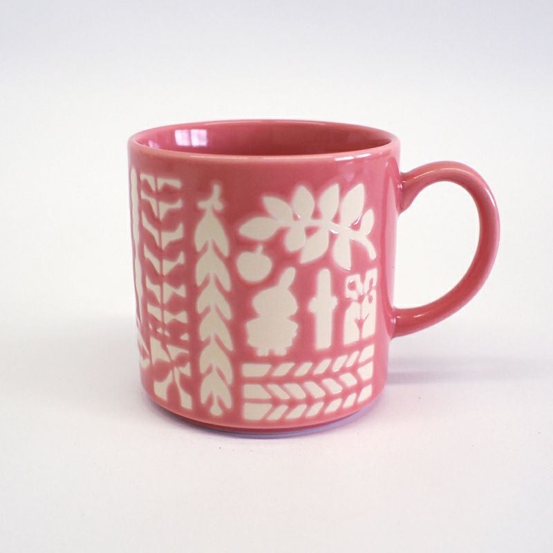 ムーミンと仲間たちがシルエットで描かれています