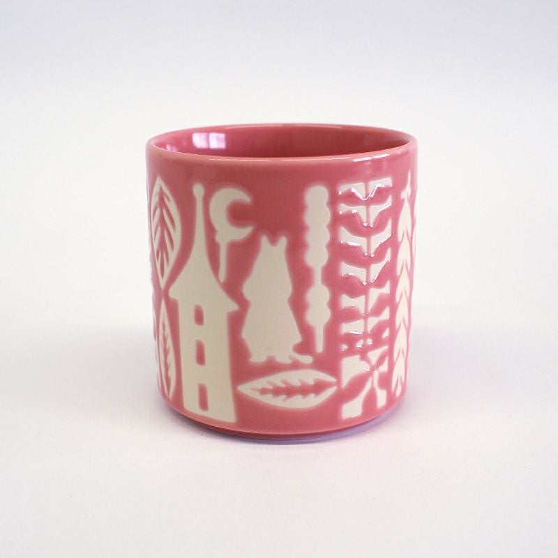 シルエットの部分は窪んでいます