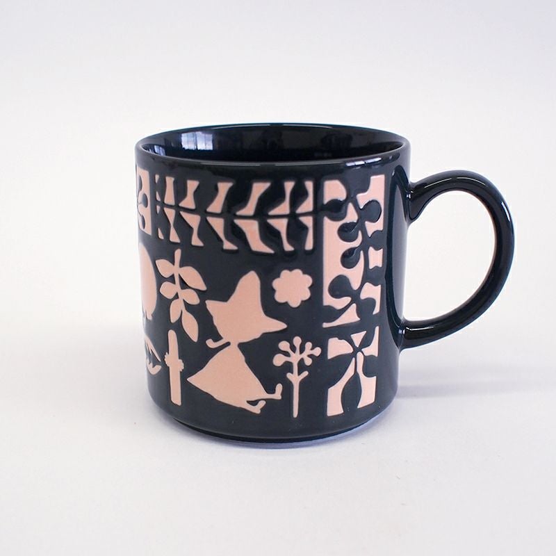 ムーミンと仲間たちがシルエットで描かれています