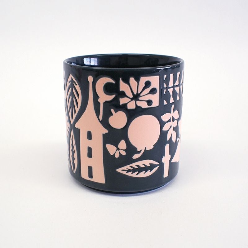 シルエットの部分は窪んでいます