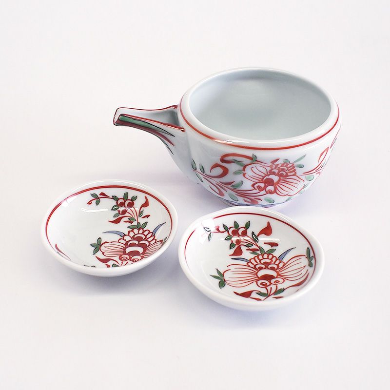 手描きの呉須赤絵が趣のある表情です