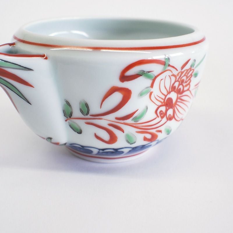 伝統的な呉須と赤絵の顔料が華やかです