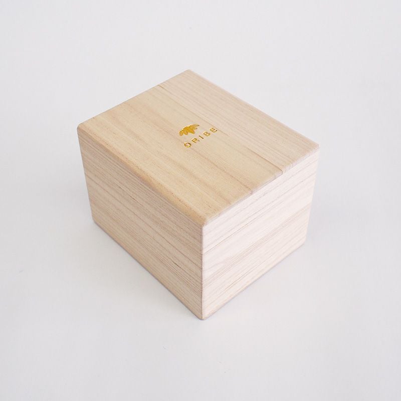 桐箱に収められ贈り物に最適です