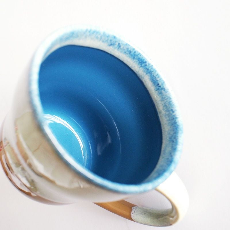 内側は鮮やかなブルーの釉薬です