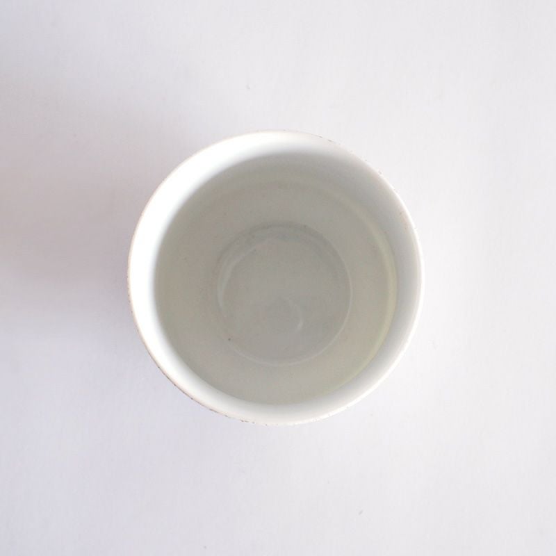 透き通るような白磁の器です