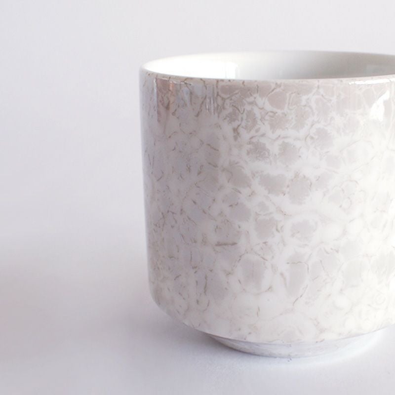 ラスター加工と呼ばれる技法で美しい紋様を仕上げます