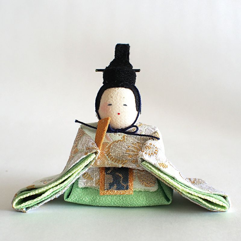 お内裏様は淡い緑のお着物です