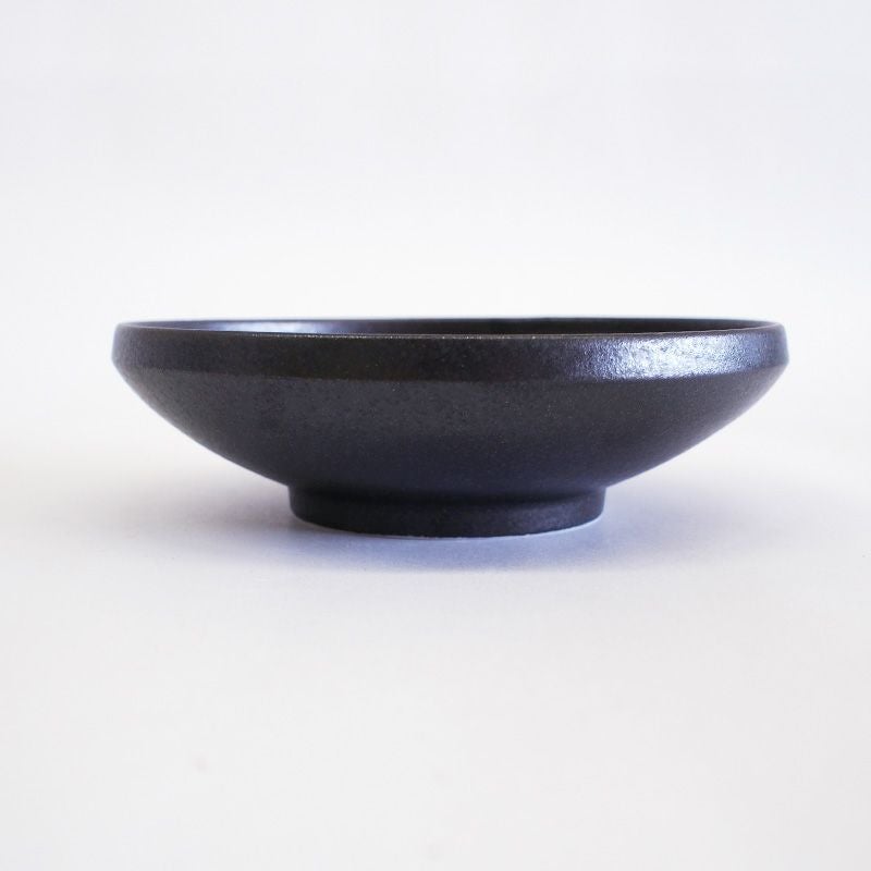 シンプルな形状で合わせやすい器です