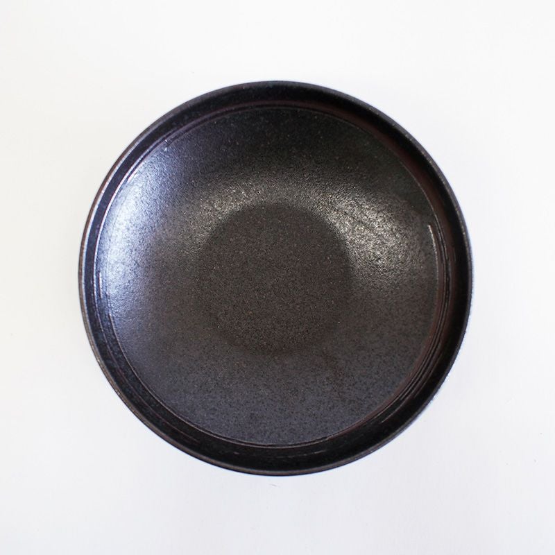 浅めの形状で使い勝手のよい中鉢です