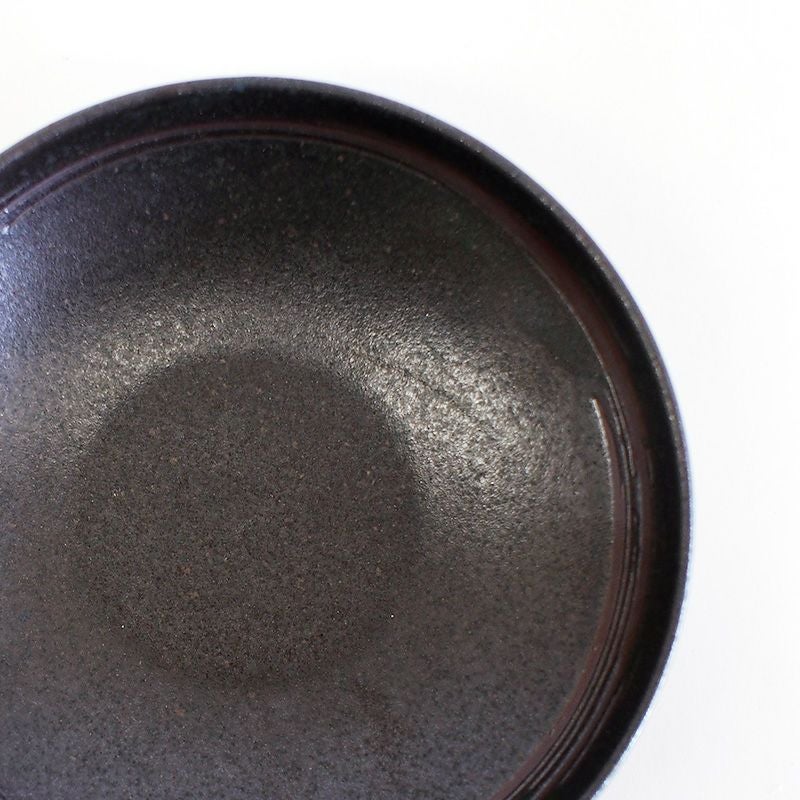 シックな色合いで料理が映えます