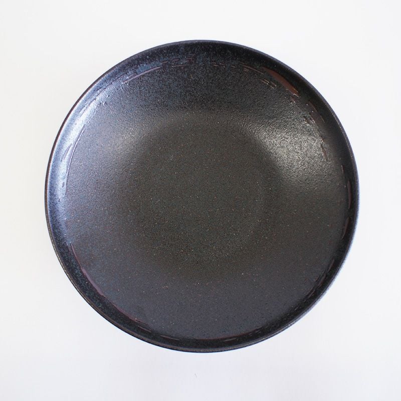 料理が映えるシックな色合いです