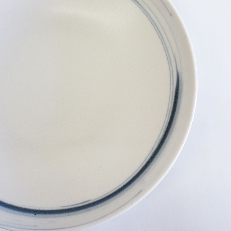 刷毛目の線が器を引き締めます