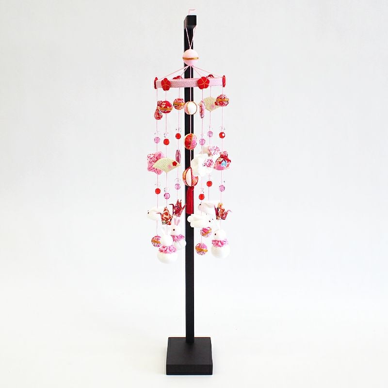 一つ一つ丁寧な手作業で作られているちりめんの吊るし飾りです