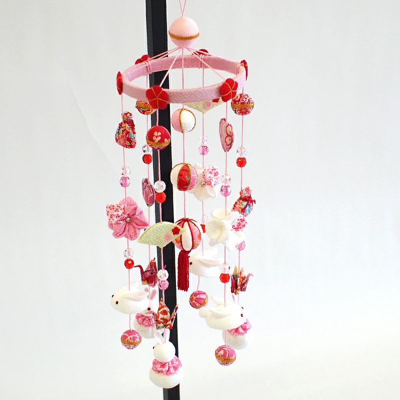 うさぎ・巾着・鞠・扇などかわいい小物がついています