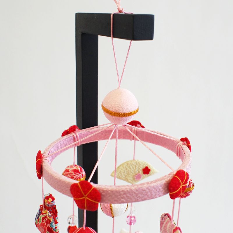 吊るし飾りは飾り台に掛けて使用してください