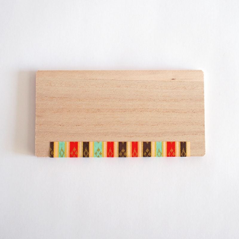 お雛様を乗せる敷板がついています