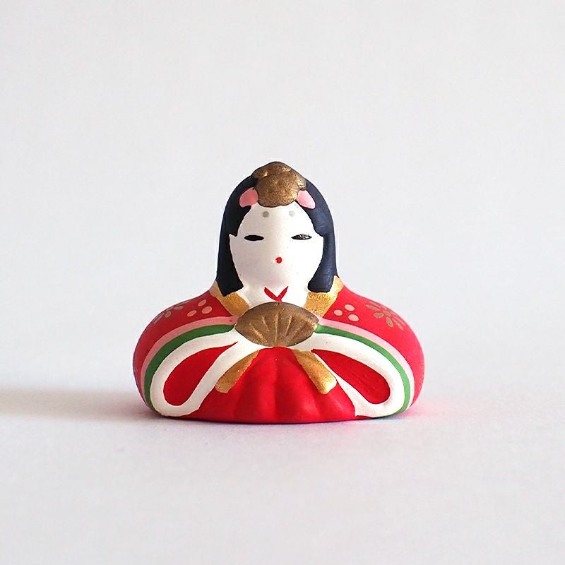 お雛様は赤の着物を着ています