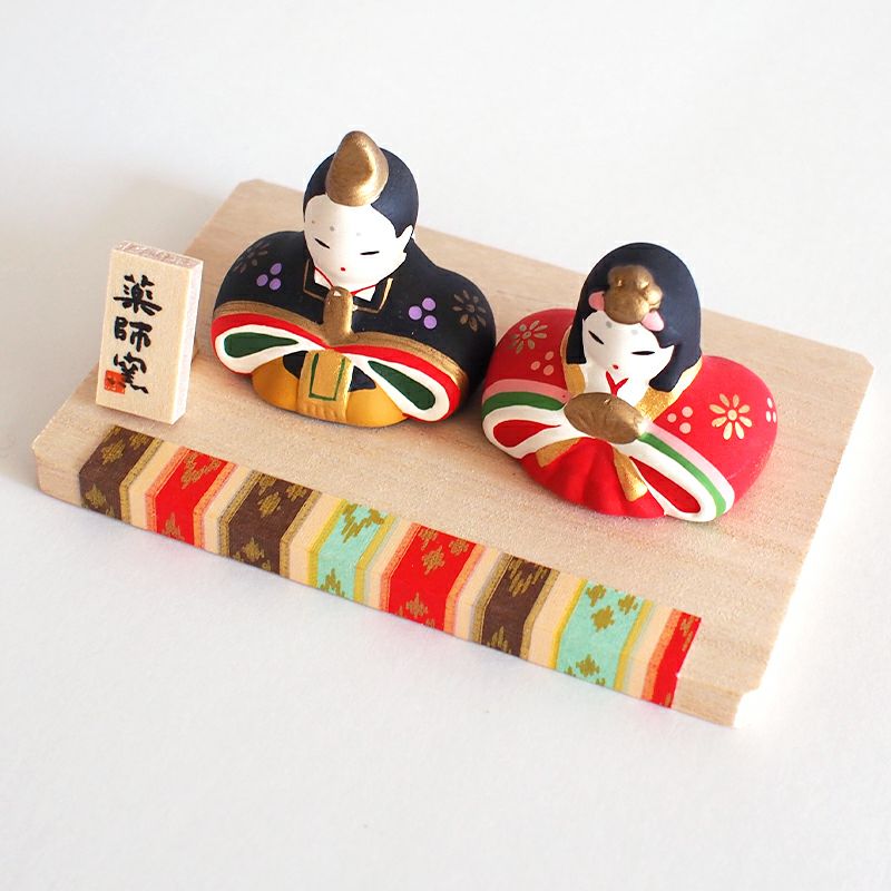 玄関やリビングなどの空いたスペースも飾りやすいサイズです。