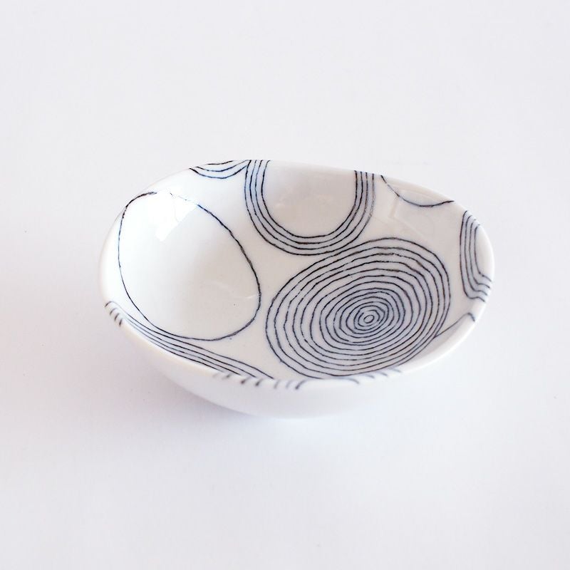 糸つむぎ三角鉢 中 渦