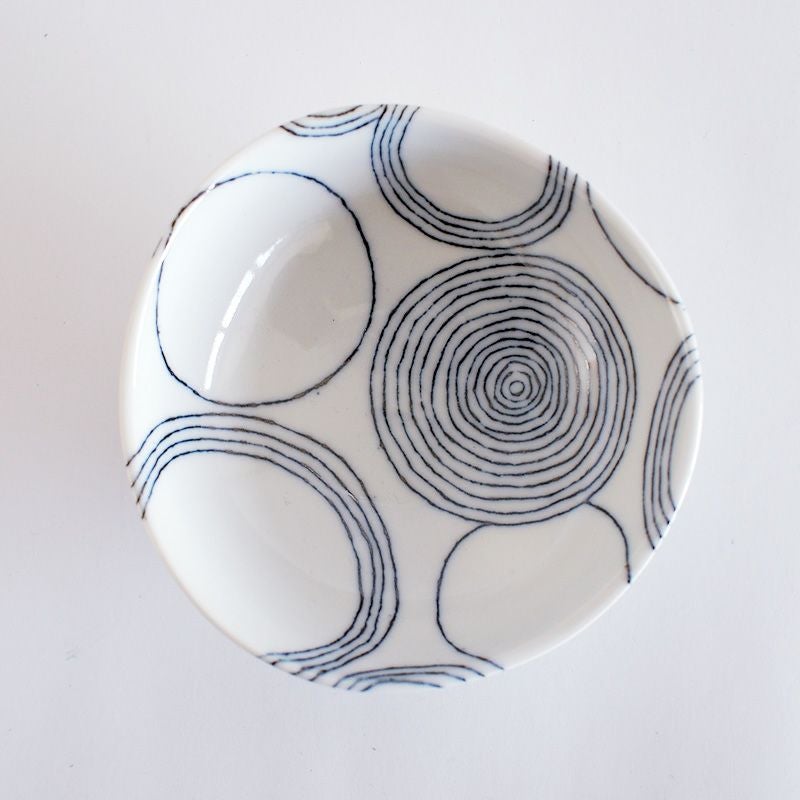 糸をイメージする紋様が描かれた器です