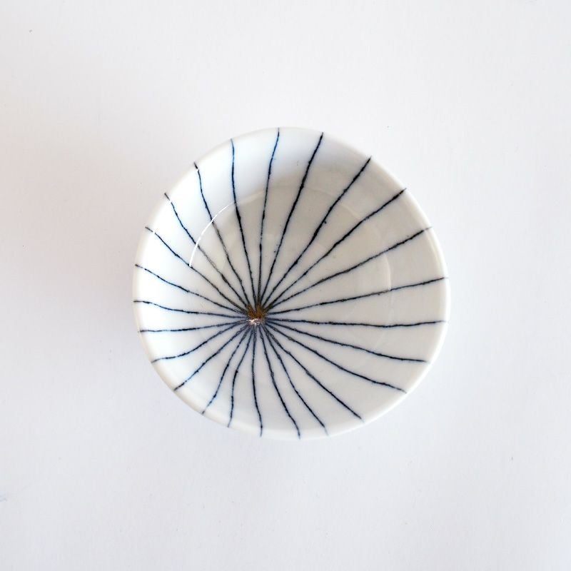 糸をイメージする紋様が描かれた器です