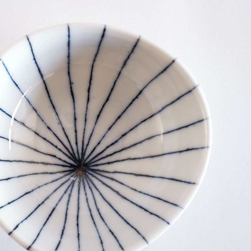 糸を紡ぐイメージをデザインしています