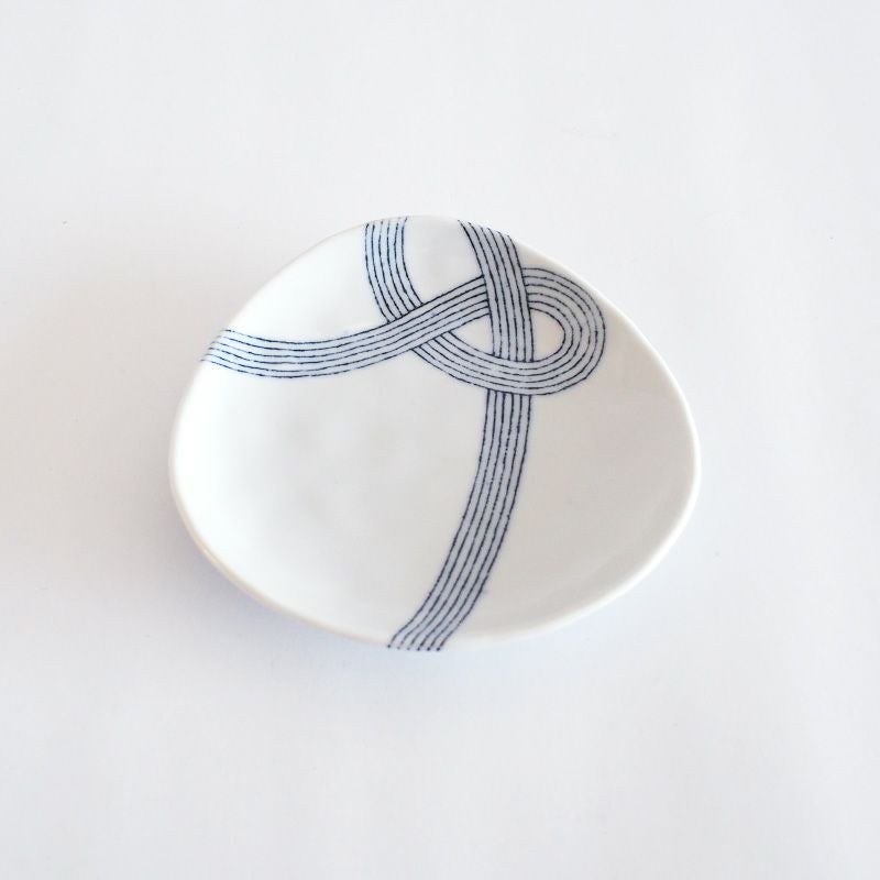 糸をイメージする紋様が描かれた器です